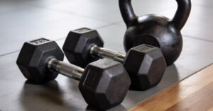 Curtsy lunges exercise: The Ultimate Lunge Variation for Quads and Glutes